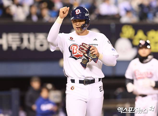 28일 오후 서울 송파구 잠실야구장에서 열린 '2025 신한 SOL Bank KBO리그' 삼성 라이온즈와 두산 베어스의 경기, 3회말 2사 1,2루 두산 강승호가 2타점 적시타를 날린 뒤 기뻐하고 있다. 엑스포츠뉴스 DB