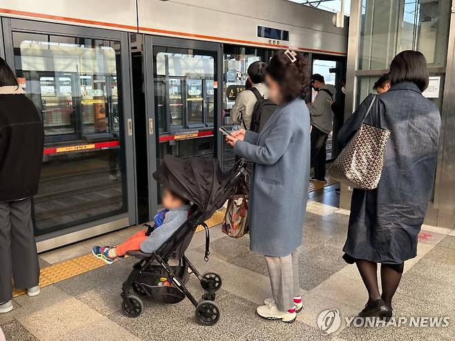 유모차 탄 아이와 함께 이동해요 (서울=연합뉴스) 김유진 인턴기자 = 지난 7일 오후 서울 지하철 3호선 옥수역에서 한 여성이 유모차를 탄 아이와 함께 지하철을 기다리고 있다. 2025.4.25