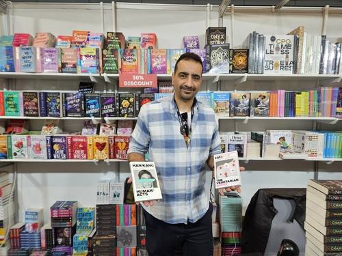 무스카트 국제도서전에서 만난 한강의 소설들 (무스카트[오만]=연합뉴스) 최주성 기자 = 24일(현지시간) 오만 수도 무스카트 소재 오만 컨벤션·전시 센터(OCEC)에서 개막한 무스카트 국제도서전에서 카타르 책 도매업체 '사마르칸트 북셀러' 직원 모하메드 드므레다시(45) 씨가 한강의 소설을 손에 들고 있다. 2024.4.25