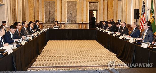 한-미 2+2 통상협의 (서울=연합뉴스) 주요 20개국(G20) 재무장관회의 및 국제통화금융위원회(IMFC)'에 참석차 미국 워싱턴D.C를 방문중인 최상목 부총리 겸 기획재정부 장관이 안덕근 산업통상자원부 장관과 함께 24일(현지시간) 미국 워싱턴 DC 재무부에서 열린 '한-미 2+2 통상협의(Trade Consultation)'를　시작하고　있다．2025.4.24 
    [기획재정부 제공. 재판매 및 DB 금지] hkmpooh@yna.co.kr