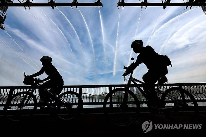 '분수 안 그늘에서 피하는 더위' (서울=연합뉴스) 김성민 기자 = 날이 개면서 기온이 다소 올라 초여름 날씨를 보인 23일 서울 서초구 잠수교에 설치된 달빛무지개분수가 가동되고 있다. 2025.4.23 ksm7976@yna.co.kr