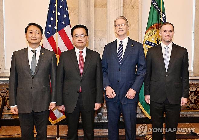 한-미 2+2 통상협의 시작 (서울=연합뉴스) 주요 20개국(G20) 재무장관회의 및 국제통화금융위원회(IMFC)'에 참석차 미국 워싱턴D.C를 방문중인 최상목 부총리 겸 기획재정부 장관이 안덕근 산업통상자원부 장관과 함께 24일(현지시간) 미국 워싱턴 DC 재무부에서 열린 '한-미 2+2 통상협의(Trade Consultation)'에서 기념 촬영하고 있다.
     (왼쪽부터) 안 산업부 장관, 최 부총리, 스콧 베센트 미 재무장관, 제이미슨 그리어 미국무역대표부(USTR) 대표. 2025.4.24 
    [기획재정부 제공. 재판매 및 DB 금지] hkmpooh@yna.co.kr