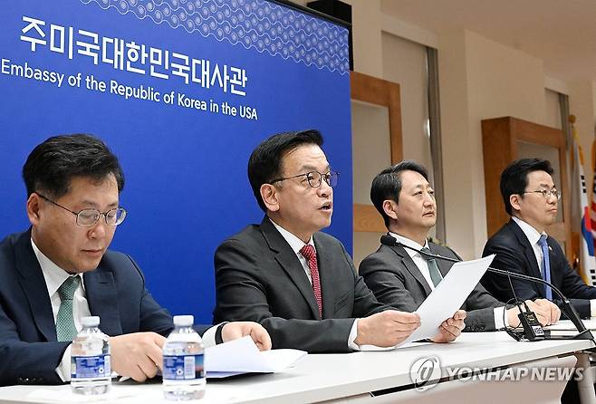 한미 2+2 통상협의 결과 브리핑 (서울=연합뉴스) 최상목 부총리 겸 기획재정부 장관(왼쪽 두번째)이 24일(현지시간) 미국 워싱턴DC 주미대사관에서 열린 '한미 2+2 통상협의' 결과 브리핑에서 발언하고 있다. 최 부총리 오른쪽은 안덕근 산업통상자원부 장관. 2025.4.25 [기획재정부 제공. 재판매 및 DB 금지] photo@yna.co.kr