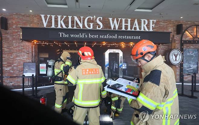 코엑스 내 식당 화재 (서울=연합뉴스) 김도훈 기자 = 25일 서울 강남구 코엑스 내 입점한 식당에서 화재가 발생해 소방관들이 출동해 있다.  2025.4.25 superdoo82@yna.co.kr