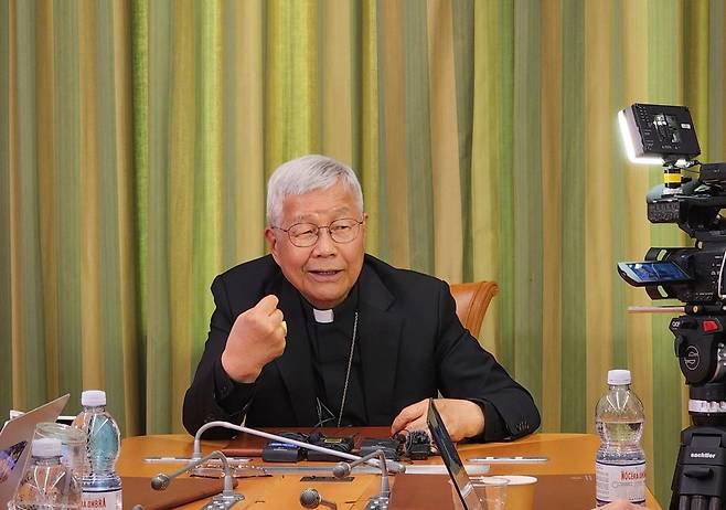 유흥식 추기경 (바티칸=연합뉴스) 신창용 특파원 = 교황청 성직자부 장관인 유흥식 추기경이 24일(현지시간) 교황청 성직자부 청사에서 한국 취재진과 인터뷰를 하고 있다. 2025.04.24 changyong@yna.co.kr