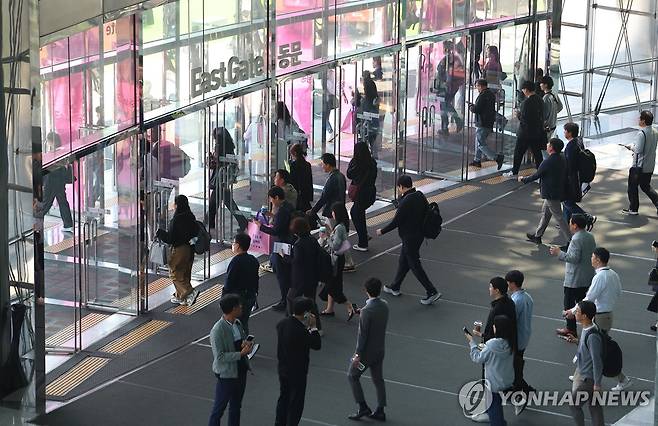 화재 연기로 대피하는 코엑스 관람객 (서울=연합뉴스) 김도훈 기자 = 25일 서울 강남구 코엑스 내 입점한 식당에서 화재로 연기가 발생해 관람객들이 대피하고 있다. 2025.4.25 superdoo82@yna.co.kr