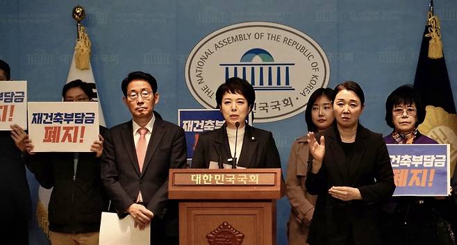 25일 국회에서 기자회견 중인 국민의힘 김은혜 의원(가운데) [김은혜 의원실 제공]