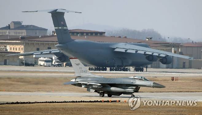 활주로로 이동하는 F-16 전투기 (평택=연합뉴스) 임헌정 기자 = 주한미군의 F-16 전투기가 8일 경기 평택 오산비행장에서 활주로로 이동하고 있다. 2017.3.8 kane@yna.co.kr
