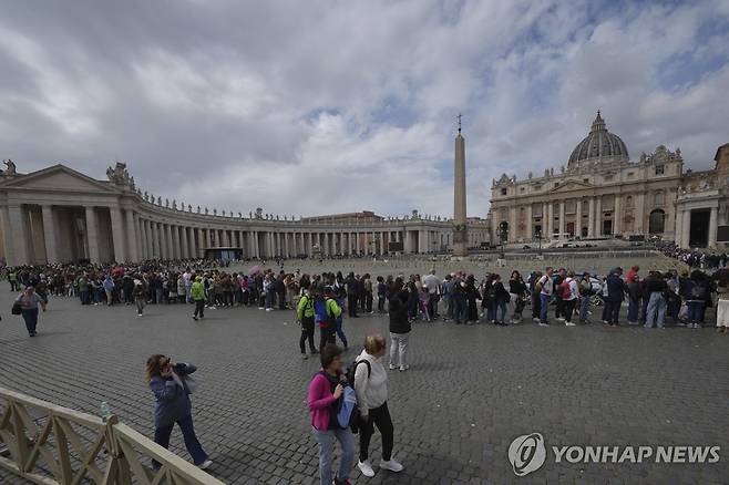 교황 조문객 행렬 (바티칸 AP=연합뉴스) 24일(현지시간) 성 베드로 대광장 앞에 줄 서 있는 교황 조문 행렬. 2025.04.25