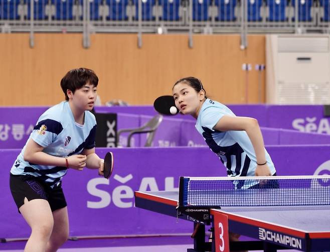 포스코인터내셔널 김나영(오른쪽)과 유한나의 경기 장면 [촬영 이동칠]