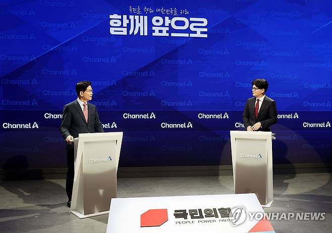 2차 경선 토론 전 대화하는 김문수-한동훈 후보 (서울=연합뉴스) 24일 서울 종로구 동아미디어센터 채널A 오픈스튜디오에서 국민의힘 대선 2차 경선 진출자인 김문수(왼쪽), 한동훈 후보가 토론 전 대화를 하고 있다. 2025.4.24 [국회사진기자단] photo@yna.co.kr