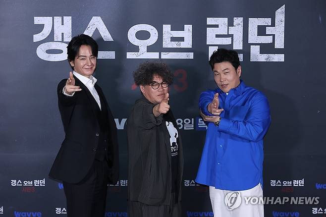 '갱스 오브 런던' 시즌3 기자간담회 (서울=연합뉴스) 강민지 기자 = 25일 서울 용산구 CGV용산아이파크몰에서 열린 영국 드라마 '갱스 오브 런던' 시즌3 기자간담회에서 참석자들이 포즈를 취하고 있다. 왼쪽부터 배우 임주환, 신승환, 김홍선 감독.  2025.4.25 mjkang@yna.co.kr