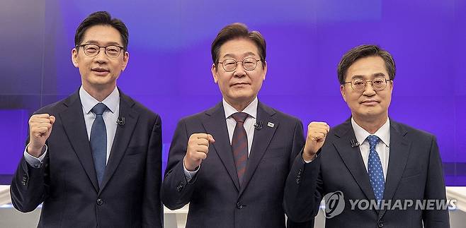 더불어민주당 경선 토론회 앞두고 기념촬영하는 후보들 (서울=연합뉴스) 25일 서울 중구 TV조선 스튜디오에서 열린 더불어민주당 경선 마지막 TV토론회에서 후보들이 기념 촬영을 하고 있다. 왼쪽부터 김경수, 이재명, 김동연 후보. 2025.4.25 [국회사진기자단] photo@yna.co.kr