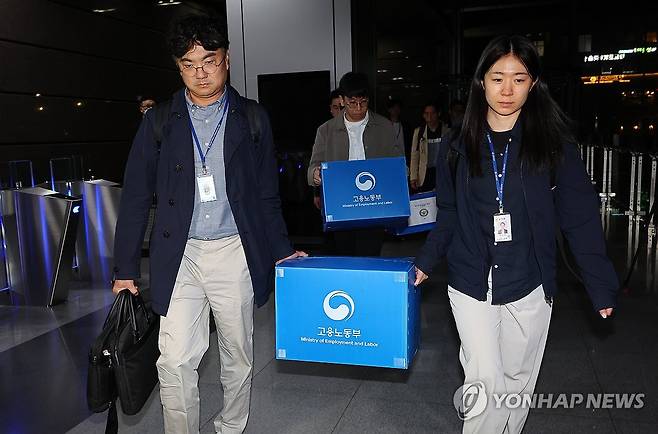 경찰·노동부 '신안산선 붕괴 사고' 포스코이앤씨 압수수색 (인천=연합뉴스) 임순석 기자 = 경기남부경찰청 신안산선 공사장 붕괴 사고 수사전담팀 수사관들과 고용노동부 근로감독관들이 25일 경기도 광명시 신안산선 지하터널 공사장 붕괴 사고와 관련 시공사인 포스코이앤씨 인천 본사(인천 연수구)에서 압수수색을 마친 뒤 압수품을 옮기고 있다. 2025.4.25 soonseok02@yna.co.kr