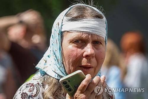 러시아의 키이우 폭격으로 집이 파손된 우크라이나 여성의 눈물 자국. [로이터 연합뉴스 자료사진. 재판매 및 DB 금지]