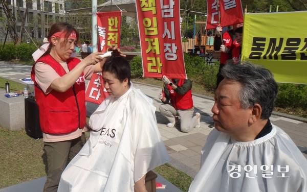 동서울전력소 증설반대 비상대책위원회는 26일 오후 하남시 감이동 정림근린공원에서 김일지구 주민 200여명이 참가한 가운데 ‘동서울전력소 증설 반대’ 집회를 개최했다. 이날 이규석(오른쪽 첫번째) 비대위 공동위원장과 한 주민이 삭발을 단행하고 있다. 2025.4.26 하남/문성호기자 moon23@kyeongin.com