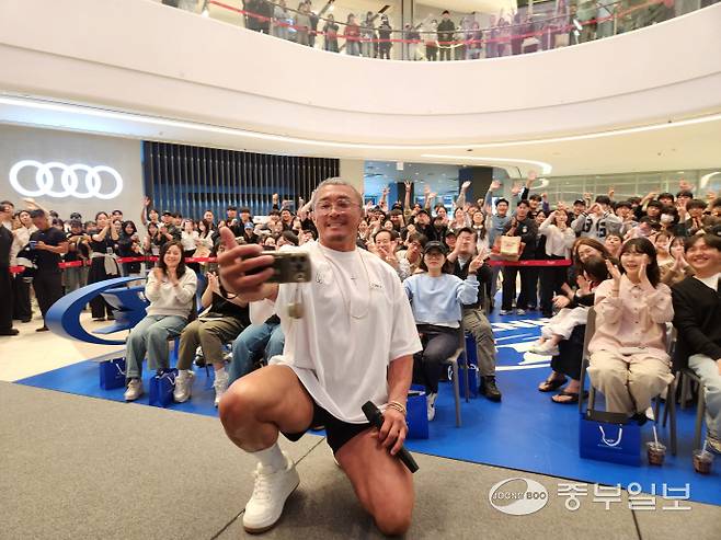 25일 스타필드 수원에서 열린 본투윈 추성훈 팬밋업 현장에서 추성훈 선수가 팬들과 포토타임을 갖고 있다. 이