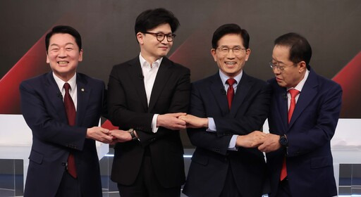 국민의힘 대선 경선 후보가 26일 서울 중구 매경미디어센터에서 열린 국민의힘 대통령 선거 제2차 경선 후보자 토론회에서 경선 후보들이 토론에 앞서 기념 촬영을 하고 있다. 왼쪽부터 안철수, 한동훈, 김문수, 홍준표 경선 후보. /국회사진기자단