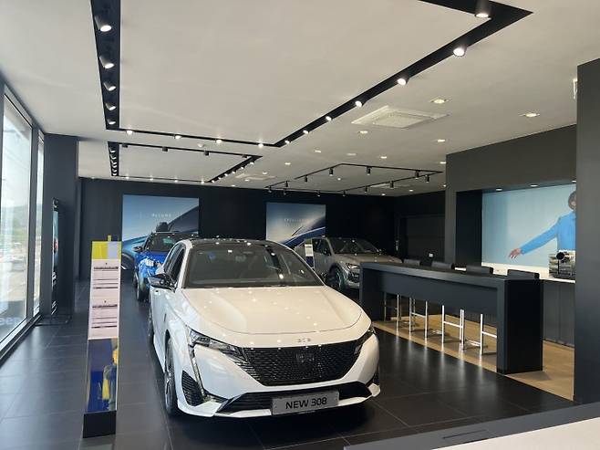 '2층의 푸조 전용 전시공간. 가로로 배치된 탁자와 테이블은 영업사원과 고객이 차를 보며 무겁지 않은 분위기 속에 자유롭게 이야기할 수 있는 분위기를 연출했다.  사진=이상진