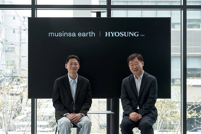 임장규(오른쪽) 효성티앤씨 상무와 이승진 무신사 S&C 본부장이 무신사 성수 N1에서 친환경 패션 제품 관련 협력을 위한 업무 제휴 협약을 맺은 후 기념 사진 촬영을 하고 있다./사진=효성