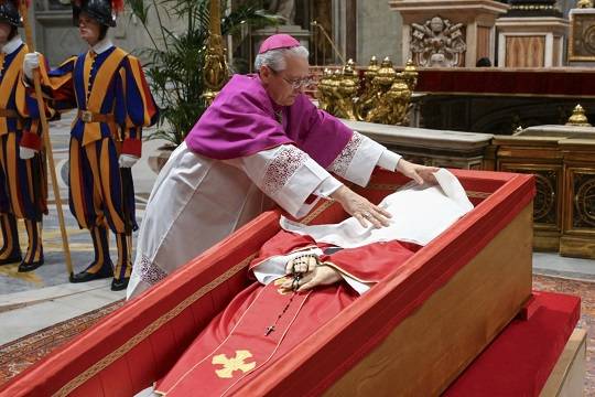 디에고 조반니 라벨리 대주교가 25일(현지 시간) 바티칸 성 베드로 대성당에서 고(故) 프란치스코 교황의 관을 닫기 전 그의 얼굴을 비단 천으로 덮고 있다. 사진=AP/뉴시스
