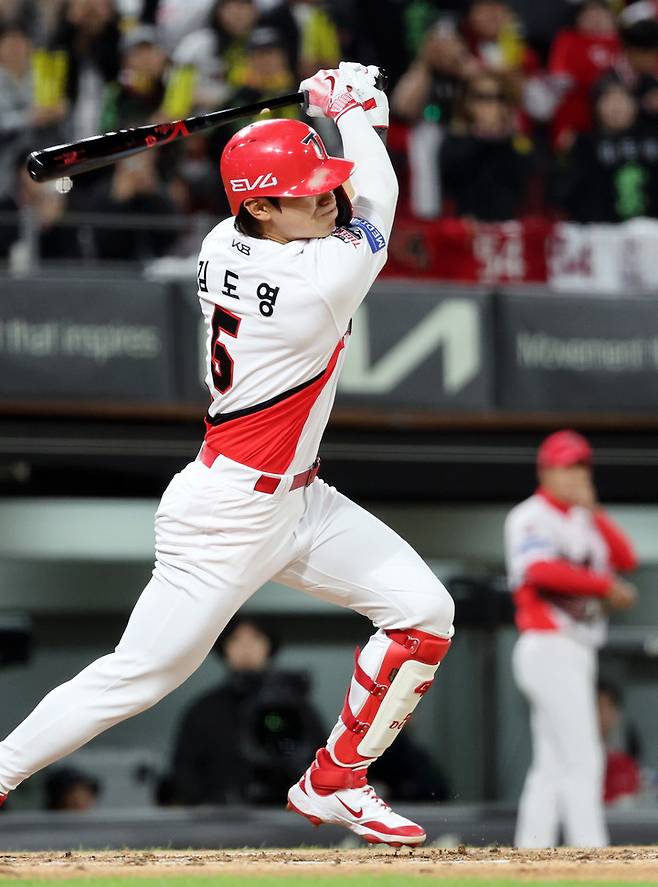 25일 광주기아챔피언스필드에서 열린 프로야구 LG 트윈스와 KIA 타이거즈의 경기. KIA 4회말 무사 만루서 대타로 타석에 들어선&nbsp;김도영이 동점 2타점 적시타를 때리고 있다. 2025.4.25