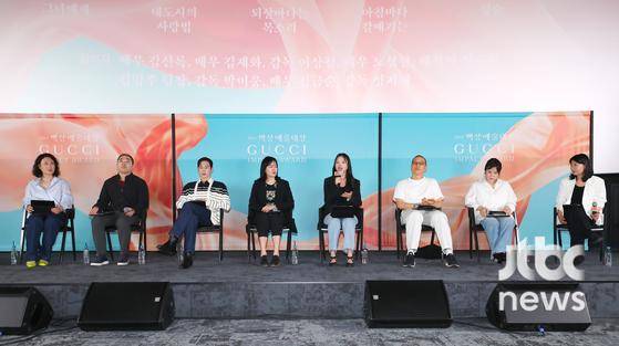 26일 오후 서울 메가박스 성수점에서 '구찌 임팩트 어워드 GUEST VISIT' 행사가 열렸다. 이날 모더레이터를 맡은 배우 김신록과 '그녀에게' 이상철 감독, 배우 김재화 '대도시의 사랑법' 배우 노상현, '되살아나는 목소리' 시네마달 김명주 팀장, '아침바다 갈매기는' 박이웅 감독, '정순' 정지혜 감독, 배우 김금순이 참석해 자리를 빛냈다. 박세완 엔터뉴스팀 기자 park.sewan@jtbc.co.kr