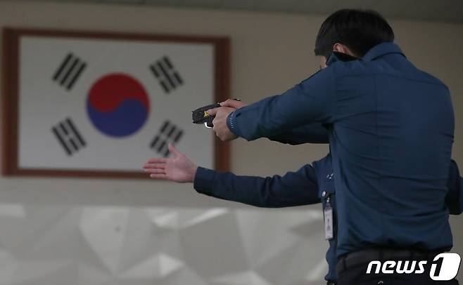 1일 오후 서울 종로구 내자동 서울경찰청 상무관에서 열린 서울경찰청 신임경찰 현장대응력 강화 특별교육에서 물리력행사 훈련의 일환으로 테이저건 사격 훈련을 받고 있다. 이날 진행된 교육에는 서울청 기동대 소속 20명이 경찰정신 교육과 함께 위험단계 및 상황별 대응훈련과 수갑, 삼단봉, 테이저건, 권총 훈련이 진행됐다. 2021.12.1/뉴스1 ⓒ News1 박정호 기자