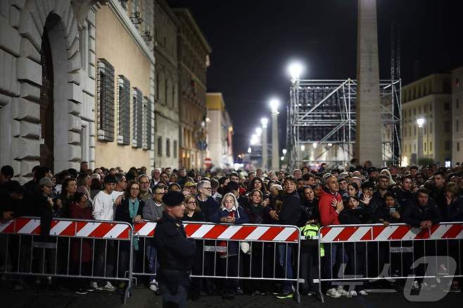 24일(현지시간) 향년 88세로 선종한 프란치스코 교황의 유해가 안치된 바티칸의 성 베드로 대성당으로 가는 도로에 조문객들이 줄을 서 있다. 2025.04.25 ⓒ AFP=뉴스1 ⓒ News1 우동명 기자