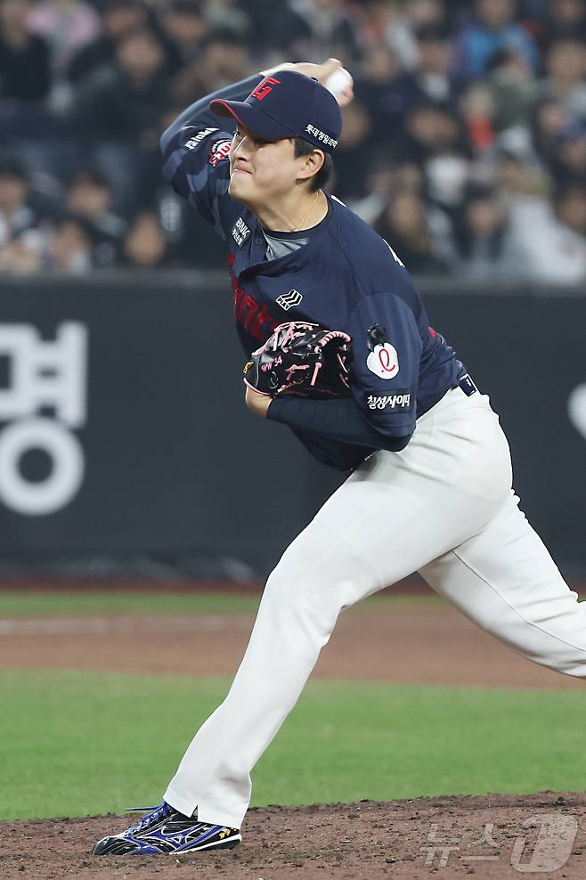 3일 대전 한화생명볼파크에서 열린 '2025 신한 SOL 뱅크 KBO리그' 한화 이글스와 롯데자이언츠 경기에서 롯데 김원중이 마무리 투구를 하고 있다. 2025.4.3/뉴스1 ⓒ News1 김기남 기자