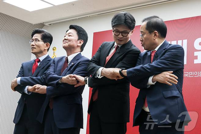 김문수(왼쪽부터), 안철수, 한동훈, 홍준표 국민의힘 대선 경선 후보가 23일 서울 여의도 국민의힘 중앙당사에서 열린 2차 경선 토론회 미디어데이에서 기념촬영을 하고 있다. 2025.4.23/뉴스1 ⓒ News1 국회사진취재단