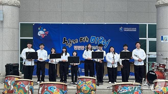 함평영화학교 합창부 '영화로운 멜로디'가 전남교육청의 '사회적 장애인식개선교육' 행사에 참석, 노래를 부르고 있다.(전남도교육청 제공, 재판매 및 DB 금지)