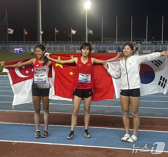 광양하이텍고등학교 서예지 학생(오른쪽)이 아시아U18육상경기대회 여자 멀리뛰기 경기에서 동메달을 획득한 뒤 기념사진을 찍고 있다. (전남도교육청 제공, 재판매 및 DB 금지)