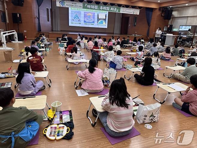 광양평생교육관의 '독서감상화그리기 대회' 장면 (전남도교육청 제공, 재판매 및 DB 금지)