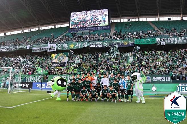 전주성에 뜨거운 분위기에 놀랐다는 정조국 코치는, 팬들을 위해 전북은 더 달라질 것이라 자신했다. (한국프로축구연맹 제공)