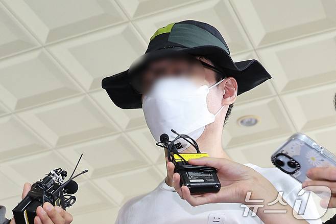 아파트 이웃 주민에게 일본도를 휘둘러 숨지게 한 혐의를 받는 30대 남성 백 모 씨가 서울 마포구 서울서부지방법원에서 열린 구속 전 피의자 심문(영장실질심사)에 출석하고 있다. 2024.8.1/뉴스1 ⓒ News1 신웅수 기자