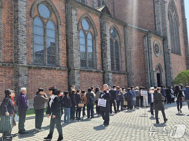 26일 오전 프란치스코 교황의 분향소가 설치된 서울 중구 명동대성당의 모습. 2025.4.26/뉴스1 ⓒ News1 신윤하 기자