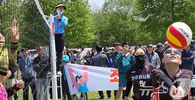 26일 구미 낙동강체육공원에서 열린 LG여성배구대회에에서 심판이 날카로운 눈으로 경기를 지켜보고 있다.  2025.4.26/뉴스1 ⓒ News1 정우용 기자