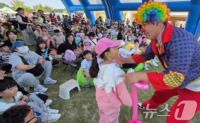 26일 구미 낙동강체육공원에서 열린 LG여성배구대회 힐링존에서 풍선쇼가 펼쳐지자 어린이들이 즐거워하고 있다. 2025.4.26/뉴스1 ⓒ News1 정우용 기자
