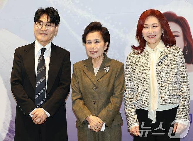 가수 조항조(왼쪽부터)와 이미자, 주현미 ⓒ News1 권현진 기자