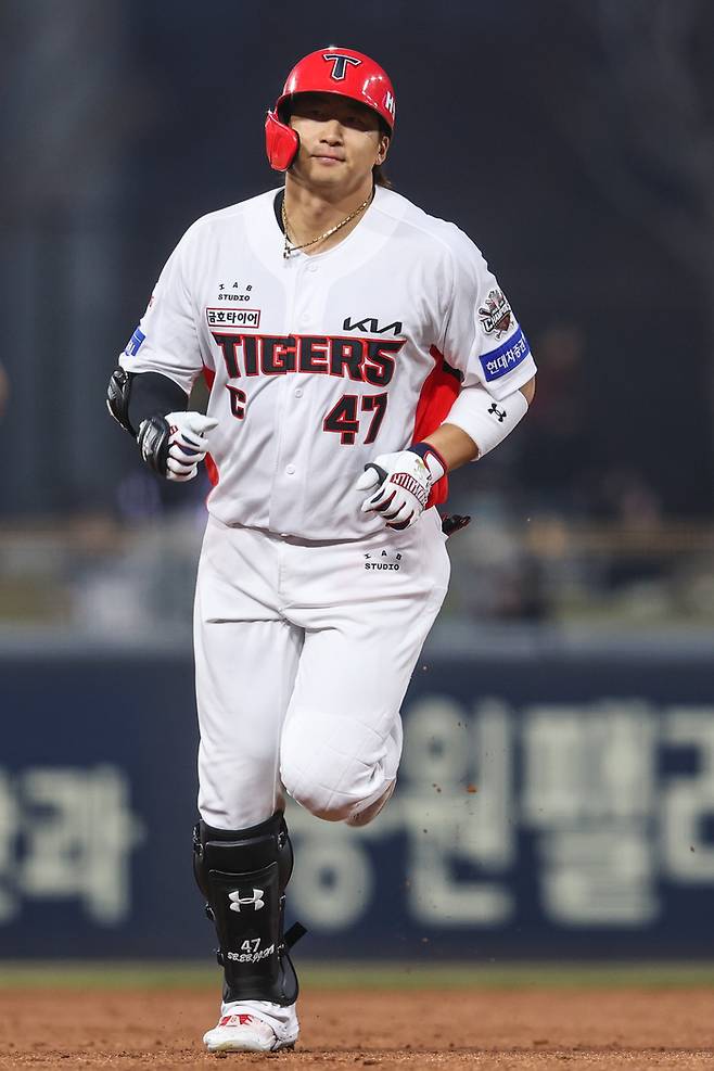 KIA 나성범이 광주-기아 잼피언스 필드에서 열린 2025 KBO리그 키움전에서 1회말 투런포를 때린 후 베이스를 돌고 있다. 사진 | KIA 타이거즈