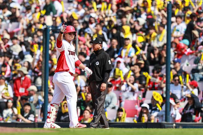 KIA 변우혁이 26일 광주-기아 챔피언스 필드에서 열린 2025 KBO리그 LG전에서 5회말 적시타를 날린 후 세리머니를 하고 있다. 사진 | KIA 타이거즈