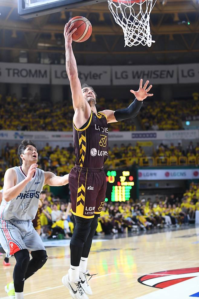 LG 아셈 마레이가 26일 창원체육관에서 열린 2024~2025 KCC 프로농구 4강 플레이오프 2차전 현대모비스전에서 골밑숏을 넣고 있다. 사진 | KBL