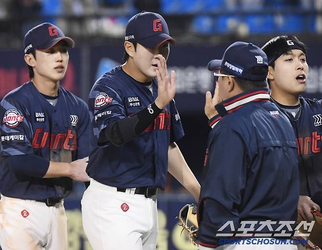 25일 서울 잠실구장에서 열린 롯데-두산전. 8대2로 승리한 롯데 김태형 감독이 나승엽을 맞이하고 있다. 잠실=정재근 기자 cjg@sportschosun.com/2025.4.25/