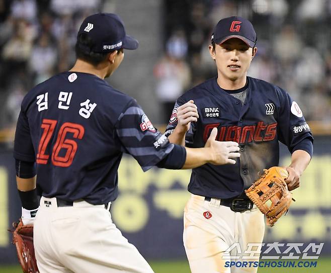 7회말 2사 정수빈의 깊은 타구를 잡아 1루로 던져 아웃시킨 유격수 전민재가 김민성의 환영을 받는 모습.