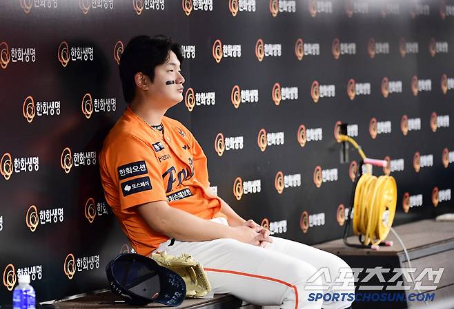 9회말 경기를 지켜보는 한화 김서현.