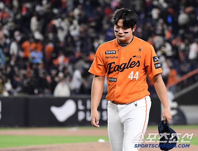 KT가 한화에 2대 1로 승리했다. 아쉬움에 고개를 떨군 한화 김서현.