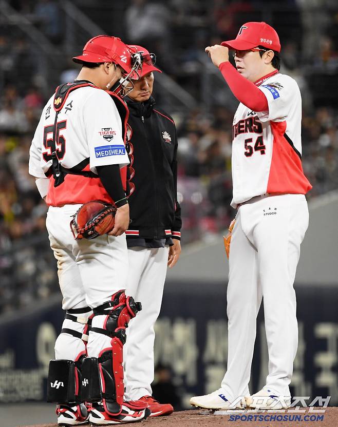 25일 광주 기아챔피언스필드에서 열린 KIA 타이거즈와 LG 트윈스의 경기. KIA 정재훈 코치가 마운드를 찾아 양현종을 격려하고 있다. 광주=박재만 기자 pjm@sportschosun.com/2025.04.25/