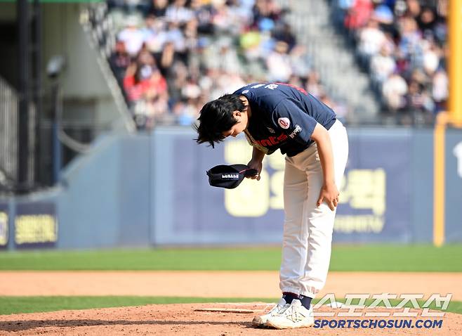 1루 관중석에 이어 홈 뒤에 있는 팬들에게도 인사를 전한 정철원