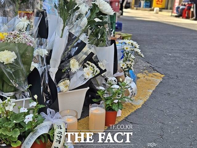 시민들은 사건이 발생한 현장에 전날 자발적으로 추모 공간을 조성했다. 추모 공간에는 수십 개의 하얀색 국화꽃들과 꽃다발, 화분, LED 캔들이 놓여 있었다. /이다빈 기자